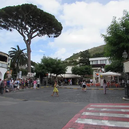 Viale Axel Munthe 2* Anacapri (Isola di Capri)